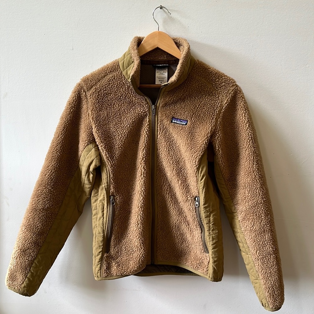 Patagonia women’s fleece jacket. Windproof, Jacket is in good condition.